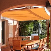 Sonnenschutz mit einem Sonnensegel